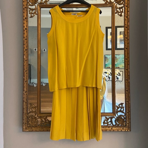 Four piece vintage Chanel suit - Picture 2 of 9